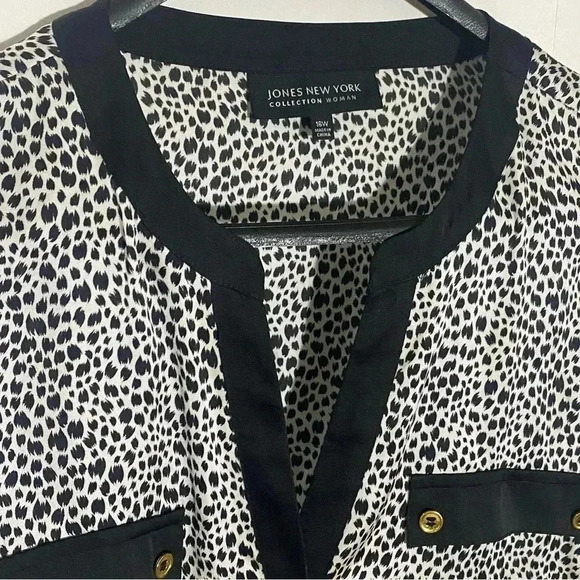 🎈JONES NEW YORK woman’s long  sleeve animal print button down top - Picture 3 of 8